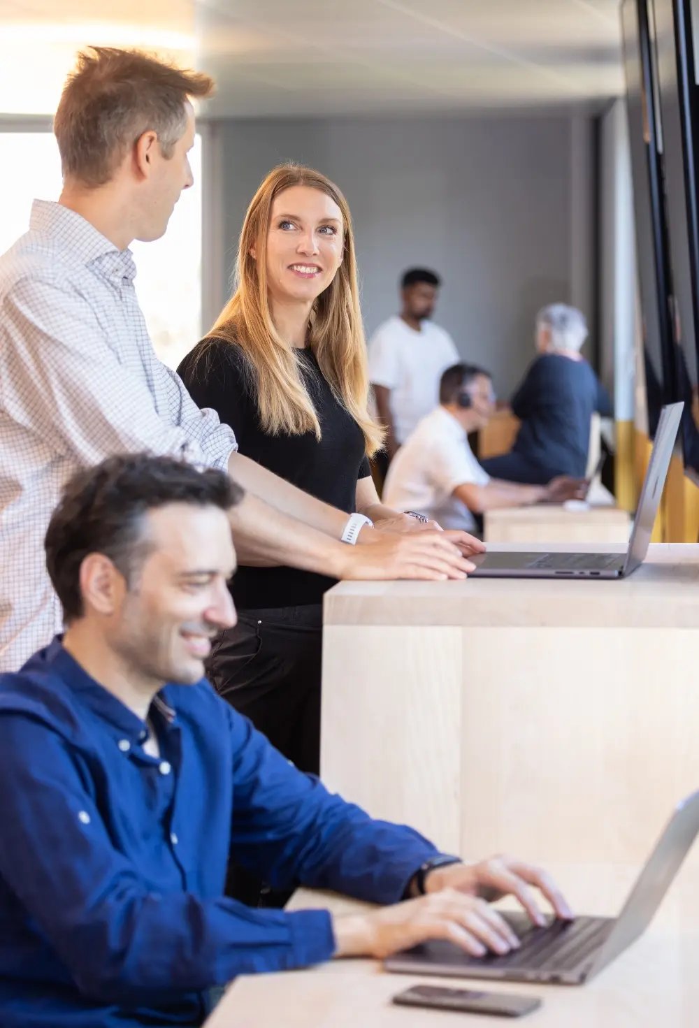 POLYPOINT Mitarbeitende arbeiten gemeinsam an Lösungen für smartes Workforce Management.